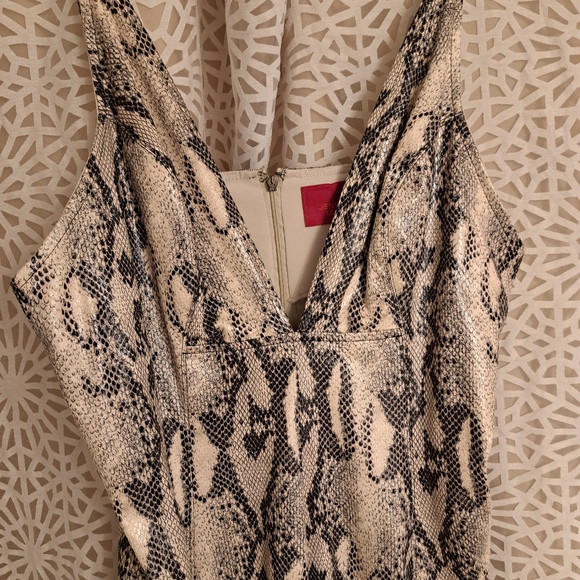 This dress has spaghetti straps and two side pockets. - Picture 4 of 13